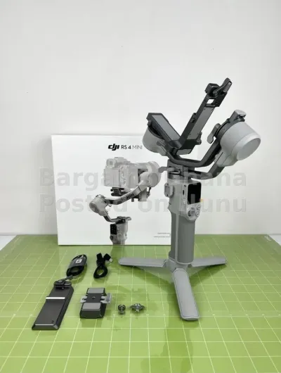 DJI RS 4 mini camera stabilizer