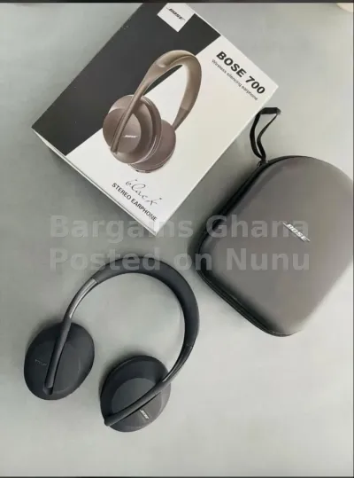 Bose 700 wireless headphone with protective case