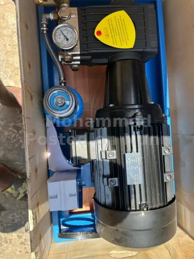 high-pressure washing bay machine (pressure washer).