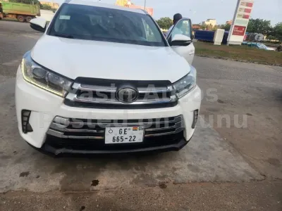 Toyota Highlander 2019 model going for 285k