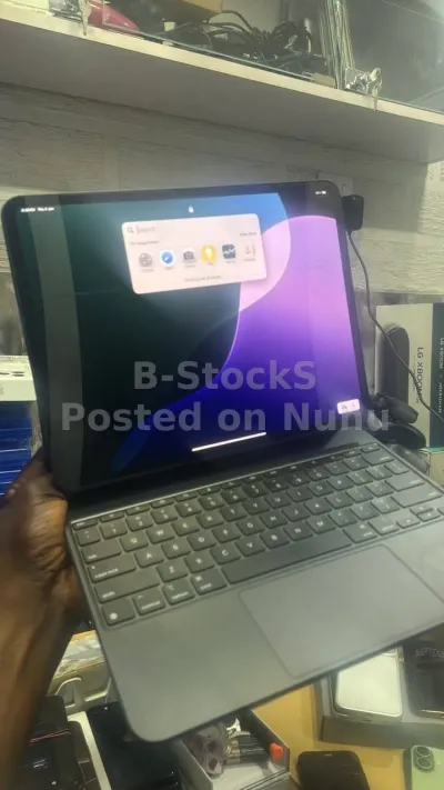 Neatly used iPad m4 256gbWi-Fi