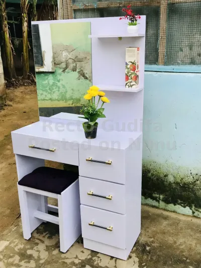 Dressing mirror with seater
