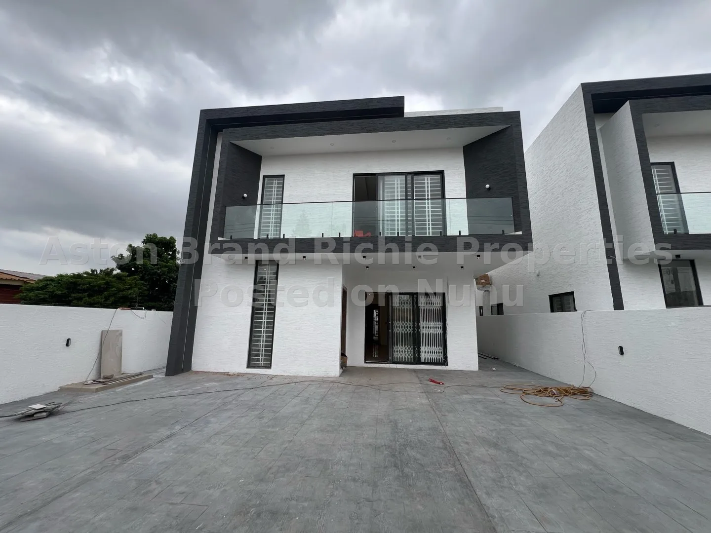 4BEDROOM WITH 1 BEDROOM HOUSE FOR SALE AT SPINTEX OKPOIGONNO SPACIOUS