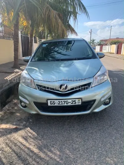 2013 Toyota vitz