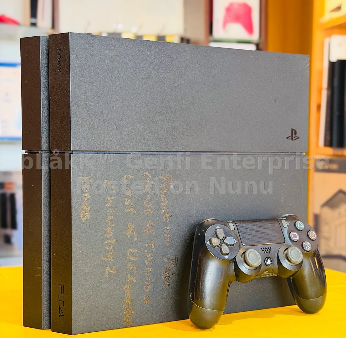 PS4 Standard + Controller + 4 Games