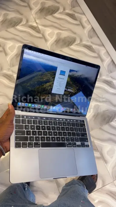 MacBook Pro 2019, Core i5, 128gb ssd, 8gb Ram, Touchbar,Touch id, neat